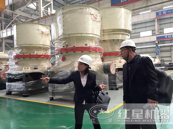 客戶訪問(wèn)紅星中碎圓錐碎石機(jī)廠家車間