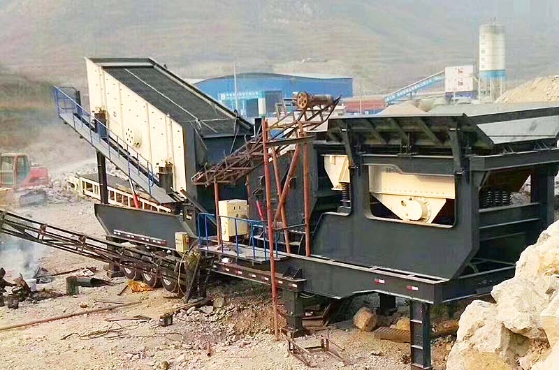 移動碎石機(jī)山東客戶作業(yè)現(xiàn)場