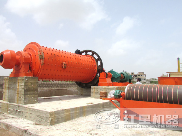 高產(chǎn)節(jié)能型球磨機(jī)現(xiàn)場